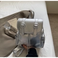 Sac à dos femme en cuir PU argent métallisé avec rabat à boucles et poches latérales - Argent (Sans Pendentif)