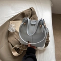 Hellblaue Eimer-Tasche mit Krokodilprägung, goldenen Details und Jacquard-Schultergurt - Blau
