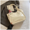 Borsa hobo beige crema in pelle lucida cerata con fiocco e ciondolo unicorno - Bianco con ciondolo