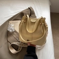 Hellgelbe Beuteltasche mit Krokoprägung und breitem Schultergurt im Ethno-Stil - Gelb