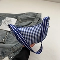Blau-weiß karierte Hobo-Tasche in Halbmondform mit gestreiftem breitem Gurt - Blau