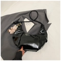 Sac croissant en cuir verni noir brillant avec plis et pendentif ours rose mignon - Avec Pendentif / Noir