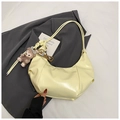 Sac hobo beige en PU plissé avec bandoulière et charmant pendentif en peluche - Avec Pendentif / Jaune