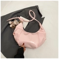 Sac hobo croissant rose minimaliste avec breloque ours en peluche et fini brillant - Avec Pendentif / Rose
