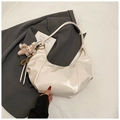 Sac à bandoulière blanc minimaliste en demi-lune avec fini brillant et charm d'ours - Avec Pendentif / Blanc
