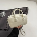 Elegante cremeweiße Boston-Handtasche mit Clearok-Prägung und Metallkettenriemen - Weiß