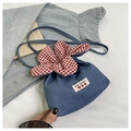Borsa a tracolla in denim blu con orecchie di coniglio a quadretti e fragole - Blu