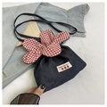 Borsa a tracolla in denim blu scuro con stampa fragola e fiocco a quadretti rossi decorativo - Nero