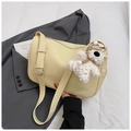 Borsa sottobraccio giallo crema con trama litchi e grazioso ciondolo a forma di orso - Giallo (Con Ciondolo)