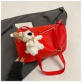 Borsa a spalla minimalista rossa in finta pelle martellata con ciondolo a orsetto - Rosso (Con Ciondolo)