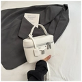 Detalle del bolso blanco de cuero con grano de lichi y cierre metálico plateado - Blanco