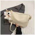 Borsa sottobraccio bianco crema in pelle martellata con un simpatico ciondolo a orsetto - Bianco (Con Ciondolo)