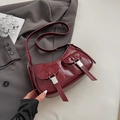 Bolso bandolera minimalista en cuero brillante burdeos con hebillas plateadas y bolsillos - Rojo