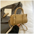 Bolso Boston beige elegante con textura lichi y correa de hombro ajustable - Caqui