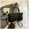 Bolso de mano negro en cuero con textura de lichi y correa de hombro ajustable - Negro