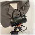 Bolso cilíndrico negro vintage con colgante de espejo de corazón y textura de cuero liso - Negro