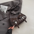 Borsa sottobraccio retrò marrone scuro lucida con doppie tasche e fibbie argentate - Marrone