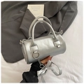 Mini bolso cilíndrico plateado con acabado metálico y un elegante lazo de seda - Plateado