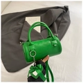 Bolso Boston cilíndrico verde vibrante con lazo de seda y un colgante de corazón - Verde