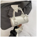 Bolso cilíndrico blanco con lazo de seda y correa ajustable, diseño minimalista - Blanco