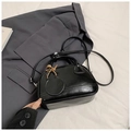 Mini bolso cuadrado de cuero sintético negro con costuras en contraste y bandolera - Negro