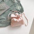 Secchiello in raso rosa chic con dettaglio grande fiocco e tracolla sottile - Rosa