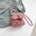 Elegante borsa a secchiello vichy rossa e bianca con coulisse e tracolla sottile casual - Quadretti Rossi