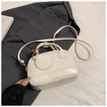 Sac à main minimaliste beige avec breloque ronde sur fond de costume gris foncé chic - Blanc