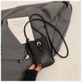 Petit sac bandoulière noir pour téléphone en cuir grainé avec pendentif en forme de cœur - Noir