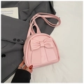 Detail eines rosa Mini-Rucksacks mit großer Schleifendekoration und verstellbaren Trägern - Rosa
