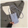 Petit sac de téléphone bleu brume en cuir litchi avec boucle fer à cheval - Bleu
