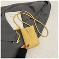 Petit sac à bandoulière jaune pour téléphone avec grain litchi et breloque en cœur - Jaune