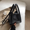 Elegante bolso tipo cubo negro con textura de cocodrilo y herrajes dorados de mujer - Negro