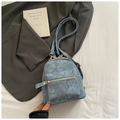 Hellblauer Denim-Rucksack mit Blumenmuster für Damen mit Metallreißverschlüssen und Trägern - Blau