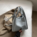 Bolso tipo cubo azul claro con grabado de cocodrilo y correa de hombro desmontable - Azul