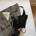 Schwarze Eimer-Handtasche aus genarbtem Leder mit modischem Seidenschal-Dekor - Schwarz