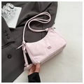 Elegante borsa a nuvola plissettata rosa chiaro con ciondolo a fiore e logo metallico - Rosa