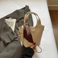Beigefarbene Beuteltasche mit Litschi-Struktur und Hahnentritt-Schal am Tragegriff - Cremeweiß