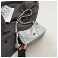 Borsa a tracolla grigio chiaro con texture marmorizzata, ciondolo a farfalla e logo - Grigio