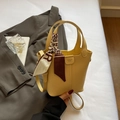 Schicke hellgelbe Beuteltasche mit Litschi-Maserung, dekorativem Seidentuch und Schultergurt - Gelb