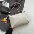 Schicke beige Unterarm-Tasche aus Leder mit Lychee-Muster und buntem Elefanten-Anhänger - Mit Anhänger / Gebrochenes Weiß