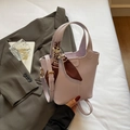 Schicke lavendelfarbene Eimer-Tasche aus Leder mit Griffen und Hahnentritt-Schal-Detail - Lila