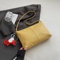 Gelbe Tote Bag mit Lychee-Struktur und rotem Elefanten-Anhänger im Detail - Mit Anhänger / Gelb