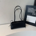 Schlichte schwarze Schultertasche mit Litschi-Struktur, Schleifen und Doppelriemen - Ohne Anhänger / Schwarz