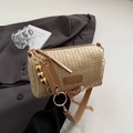 Minimalistische beige gewebte Stroh-Zylindertasche mit Goldkette und Lederdetail - Khaki