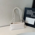 Minimalistische weiße Baguette-Schultertasche mit Seitenschleifen und Doppelriemen - Ohne Anhänger / Weiß