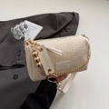 Cremeweiße gewebte Stroh-Beuteltasche mit goldener Kette und Lederbesatz für Damen - Gebrochenes Weiß