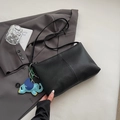 Schwarze Tragetasche mit Litschi-Muster, Elefanten-Anhänger und minimalistischen Nähten - Mit Anhänger / Schwarz
