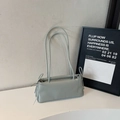 Minimalistische hellblaue Baguette-Schultertasche aus Leder mit feiner Schleifendekoration - Ohne Anhänger / Blau