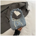 Bolso de mezclilla azul claro con asa fruncida y amuleto de mariposa con perlas - Azul